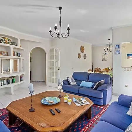 Sleeps 2 With Pool Air Con And Wifi