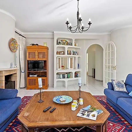 Sleeps 2 With Pool Air Con And Wifi