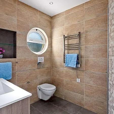 Sleeps 2 With Pool Air Con And Wifi *